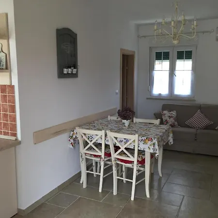 In Stoja Mit Moebliertem Balkon Pula