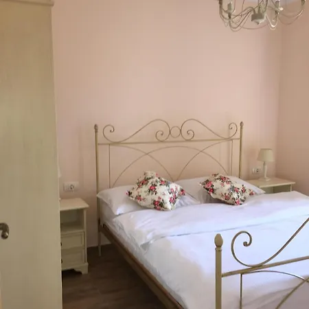 In Stoja Mit Möbliertem Balkon *
